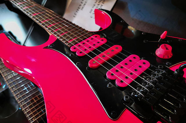 霓虹灯粉红色的电吉他细节关闭