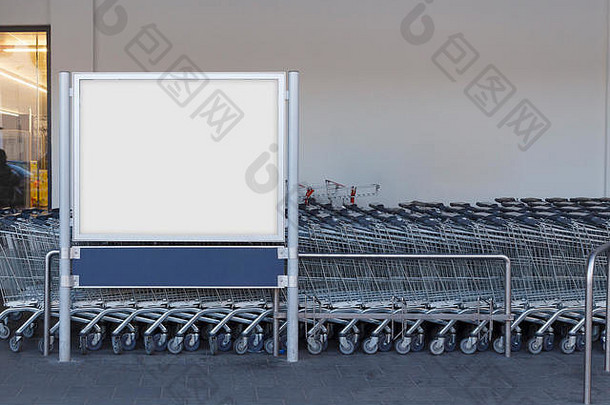 空白广告牌模拟超市前面购物车