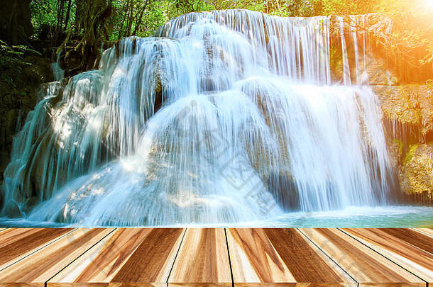 Huay美卡明瀑布木地板上北省泰国阳光