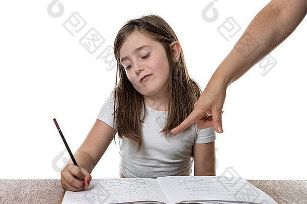 年轻的女孩写作书妈妈手指指出工作