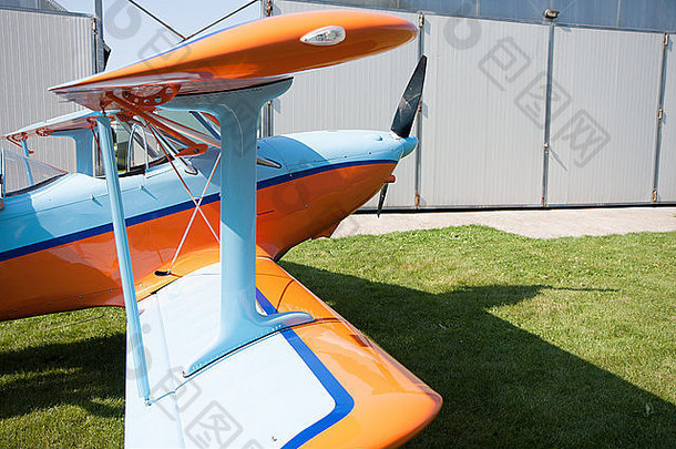 光飞机现代双翼飞机橙色蓝色的细节起飞