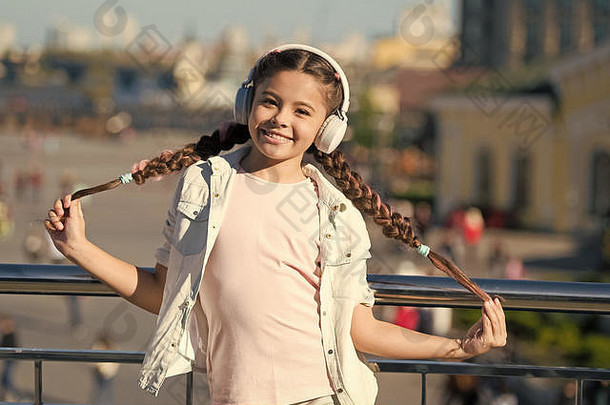 音频之旅耳机小工具城市指南音频之旅女孩旅游孩子探索城市音频指南应用程序免费的风格旅行令人兴奋的旅行城市博物馆