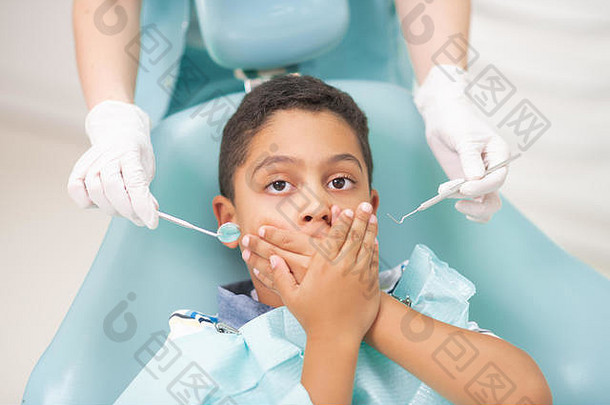 黑眼睛男孩关闭口感觉害怕牙医