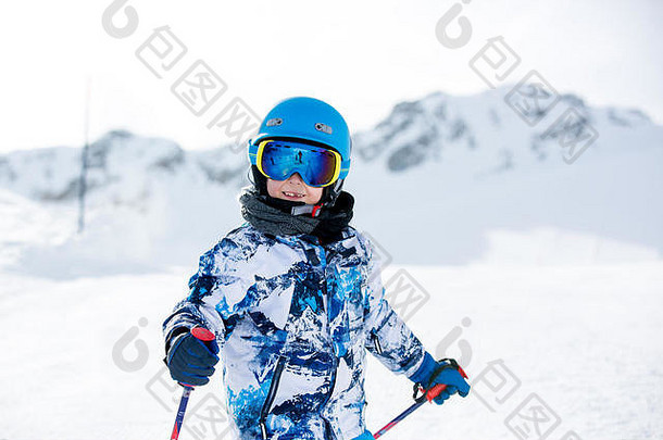 快乐人孩子们成年人滑雪阳光明媚的一天提洛尔山孩子们有趣的滑雪
