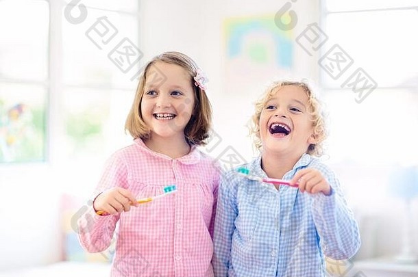 孩子刷牙牙齿孩子们牙膏刷牙科口服卫生护理健康的每天例程孩子们孩子淋浴浴