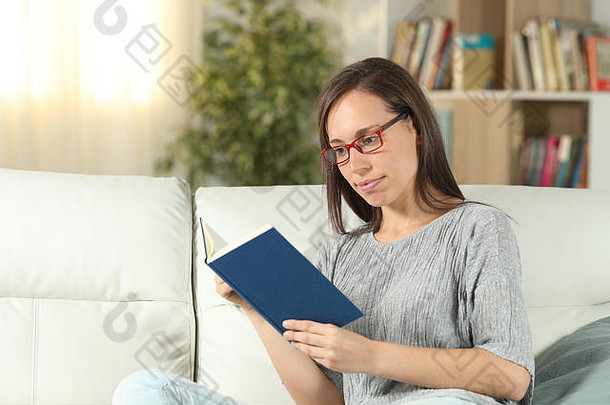 女人穿眼镜阅读书坐着沙发上生活房间首页