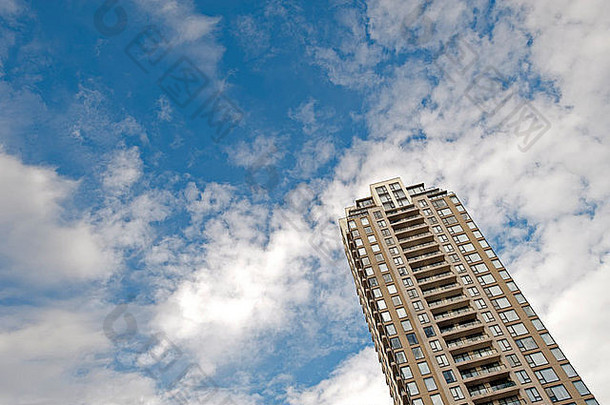 高公寓建筑蓝色的天空