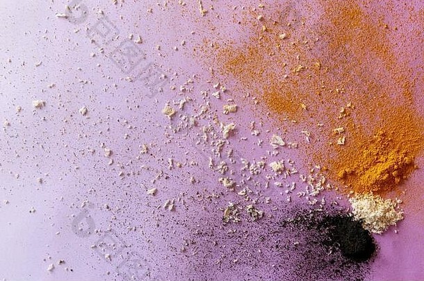 紫罗兰色的背景色彩斑斓的爆炸成分激活碳椰子姜黄
