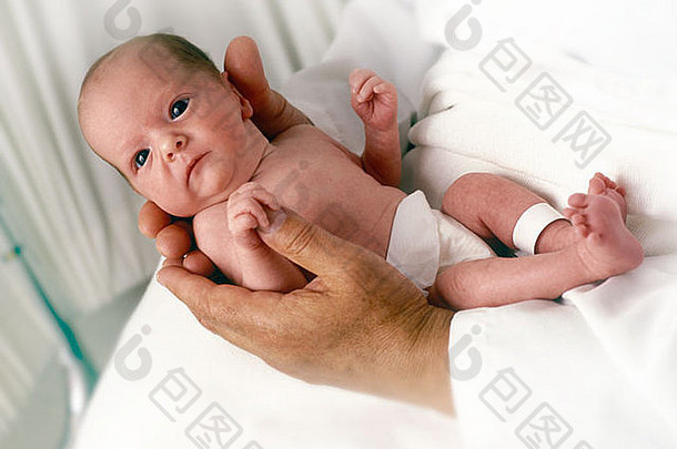新生儿婴儿举行手医生