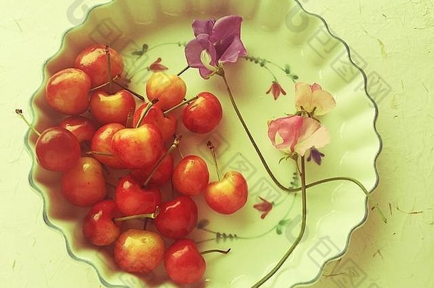 樱桃甜蜜的豌豆装饰菜