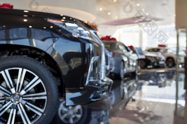 车汽车经销商主题模糊背景散景效果汽车经销商展厅著名的车辆
