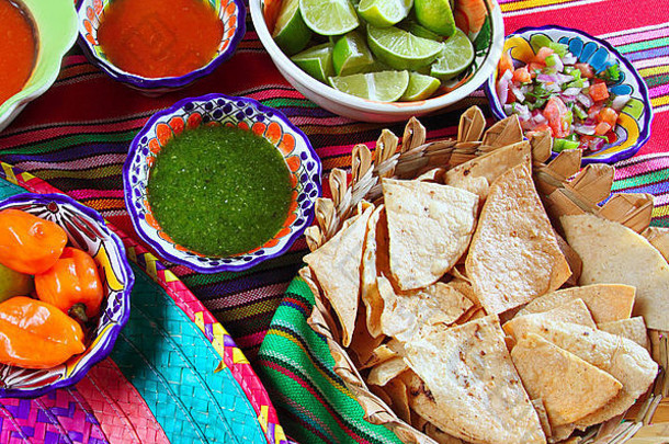 墨西哥食物多种多样的辣椒酱汁玉米片柠檬墨西哥味道