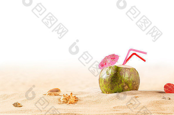 夏天椰子鸡尾酒热带海滩
