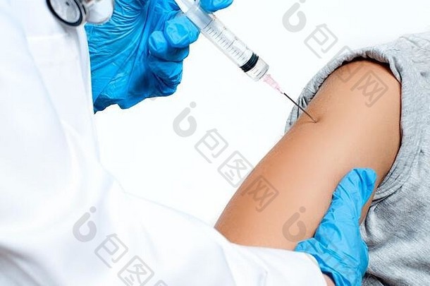 医生保护手套注射冠状病毒疫苗病人的手臂预防免疫接种治疗冠状病毒感染