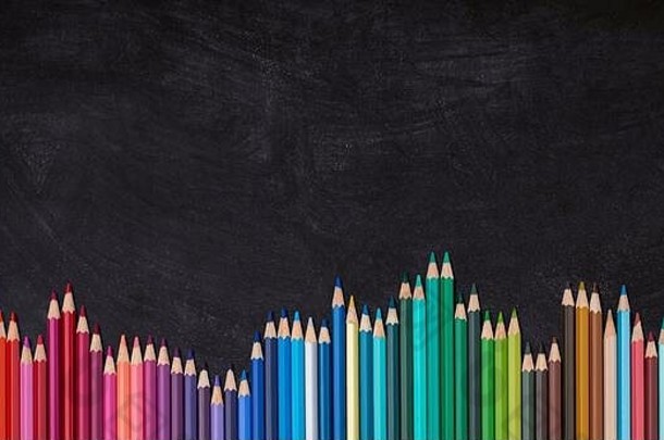 波边境色彩斑斓的木铅笔空白黑板上回来学校概念