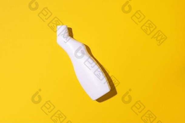 白色塑料瓶清洁产品家庭化学物质<strong>液</strong>体<strong>洗衣</strong>洗涤剂黄色的背景前视图平躺复制空间洗涤剂瓶