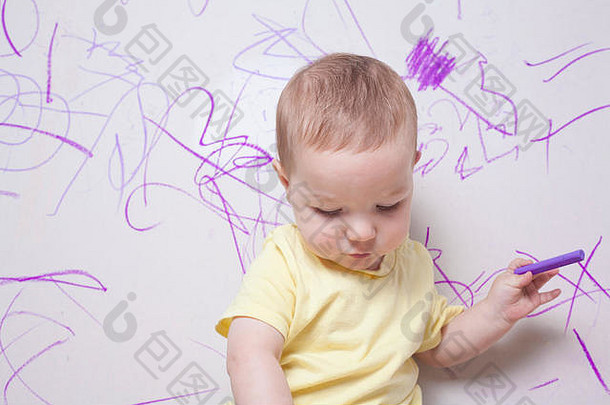 婴儿男孩画蜡蜡笔石膏板墙