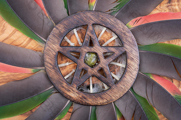 木包围五角星形象征unakite石头中间圆使色彩斑斓的鹦鹉羽毛元素地球水空气冷杉