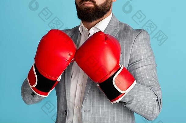 业务竞争认不出来企业家拳击手套蓝色的背景特写镜头
