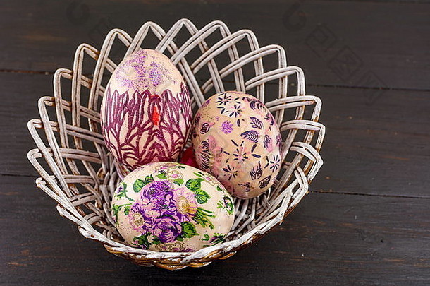 色彩斑斓的画装饰复活节鸡蛋篮子