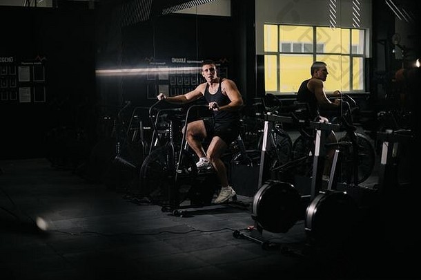 运动强大的男人。锻炼模拟器体育运动锻炼现代健身房