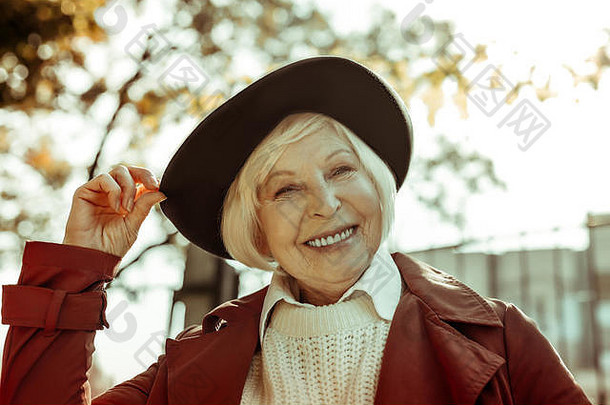 快乐上了年纪的女人采取走公园