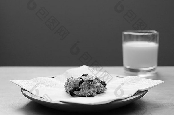 燕麦片葡萄干饼干板玻璃牛奶背景单色处理