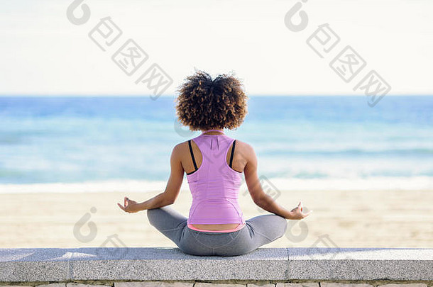 后视图黑色的女人非洲式发型发型瑜伽海滩年轻的女穿体育<strong>运动</strong>衣服莲花数字散焦背景