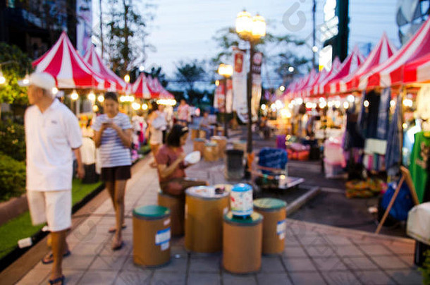 亚洲泰国人走购物街有机市场公平晚上时间曼谷泰国