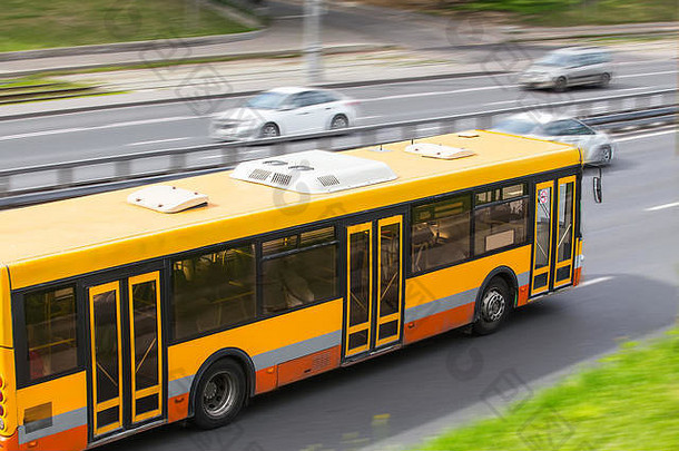 公共汽车移动城市街