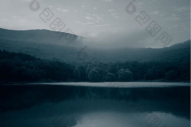 早期早....湖山单色照片背景网络页面设计