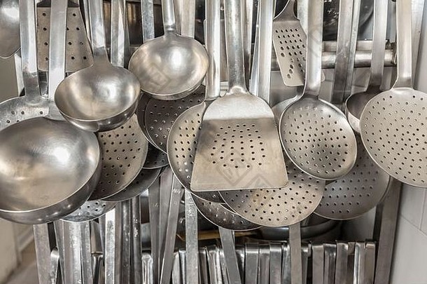 很多挂厨房勺子专业厨房餐饮服务