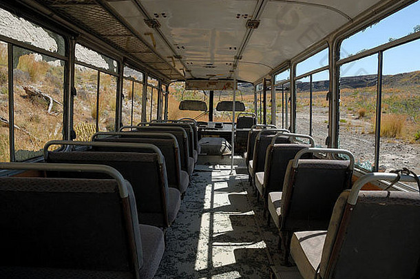 内部被遗弃的公共汽车希腊