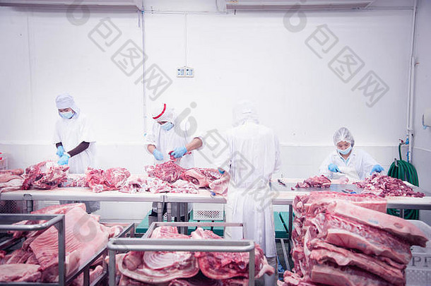 屠夫削减新鲜的猪肉肉行业