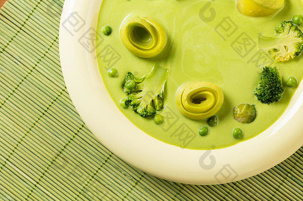 奶油汤泥绿色豌豆蔬菜特写镜头