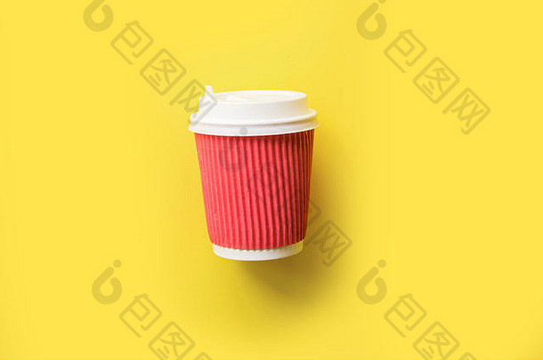 红色的咖啡纸杯黄色的背景平躺前视图塑料