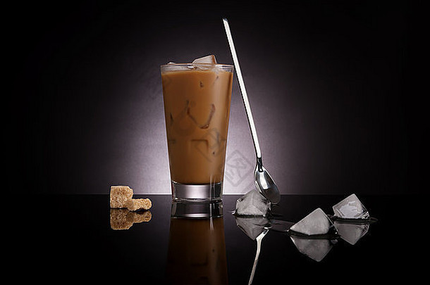 美味的冰咖啡融化冰多维数据集棕色（的）糖黑暗背景烹饪美食豪华的咖啡喝