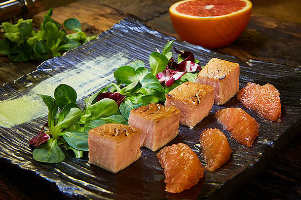 烧烤大马哈鱼沙拉混合绿色鳄梨葡萄柚美味的健康的吃
