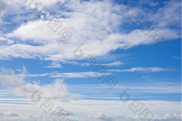 背景图像蓝色的天空毛茸茸的白色云