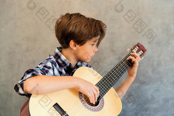 肖像青少年男孩玩声吉他