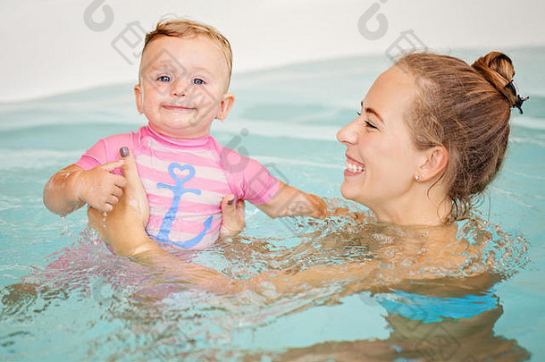 集团肖像白色高加索人妈妈。婴儿女儿玩水潜水游泳池内部相机培训游泳healt