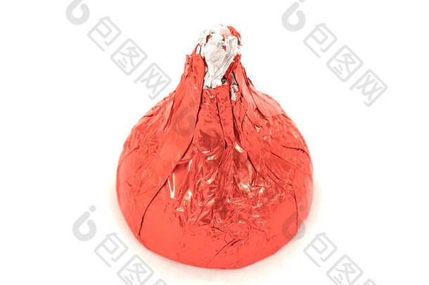 一块牛奶巧克力红色的包装宏孤立的白色背景