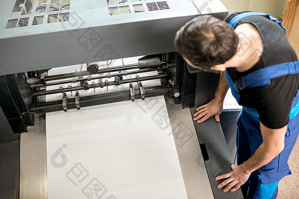 男人。工作印刷制造业
