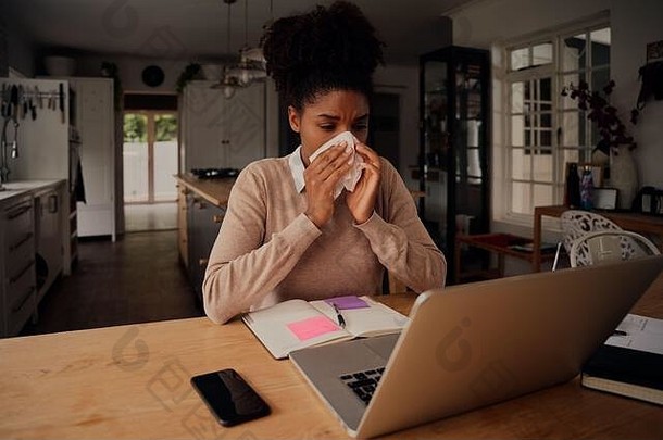 生病的女人吹鼻子组织纸坐着首页移动PC