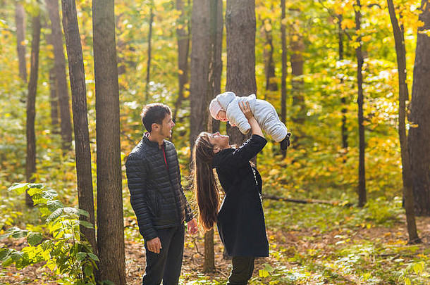 爱为人父母家庭季节人概念微笑夫妇新生儿婴儿秋天公园