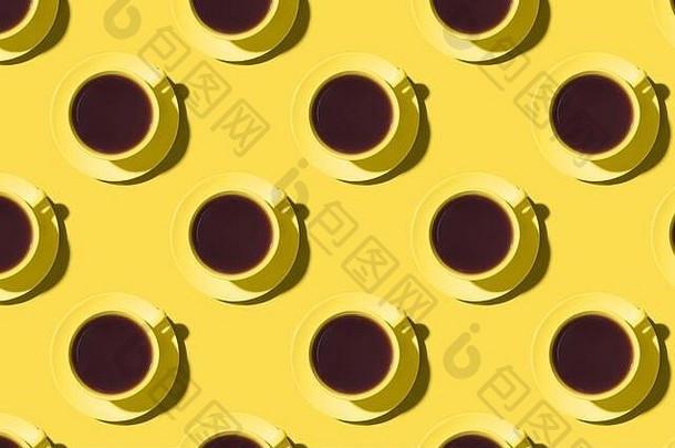 模式杯黑色的咖啡茶黄色的背景