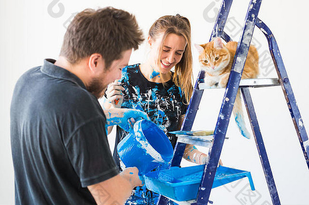 宠物重新装饰的关系概念年轻的有趣的夫妇猫改造公寓