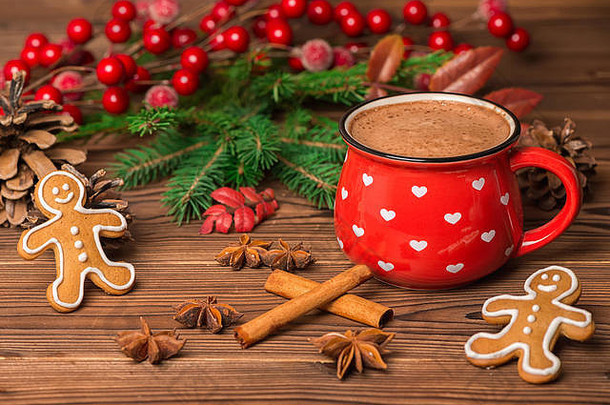 热巧克力姜饼饼干装饰红色的浆果圣诞节树分支视锥细胞肉桂anis木背景问候卡