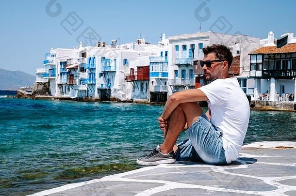 年轻的的家伙假期希腊岛米克诺斯但放松威尼斯村米克诺斯岛