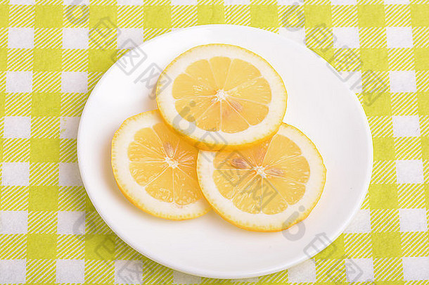 多汁的成熟的柠檬关闭